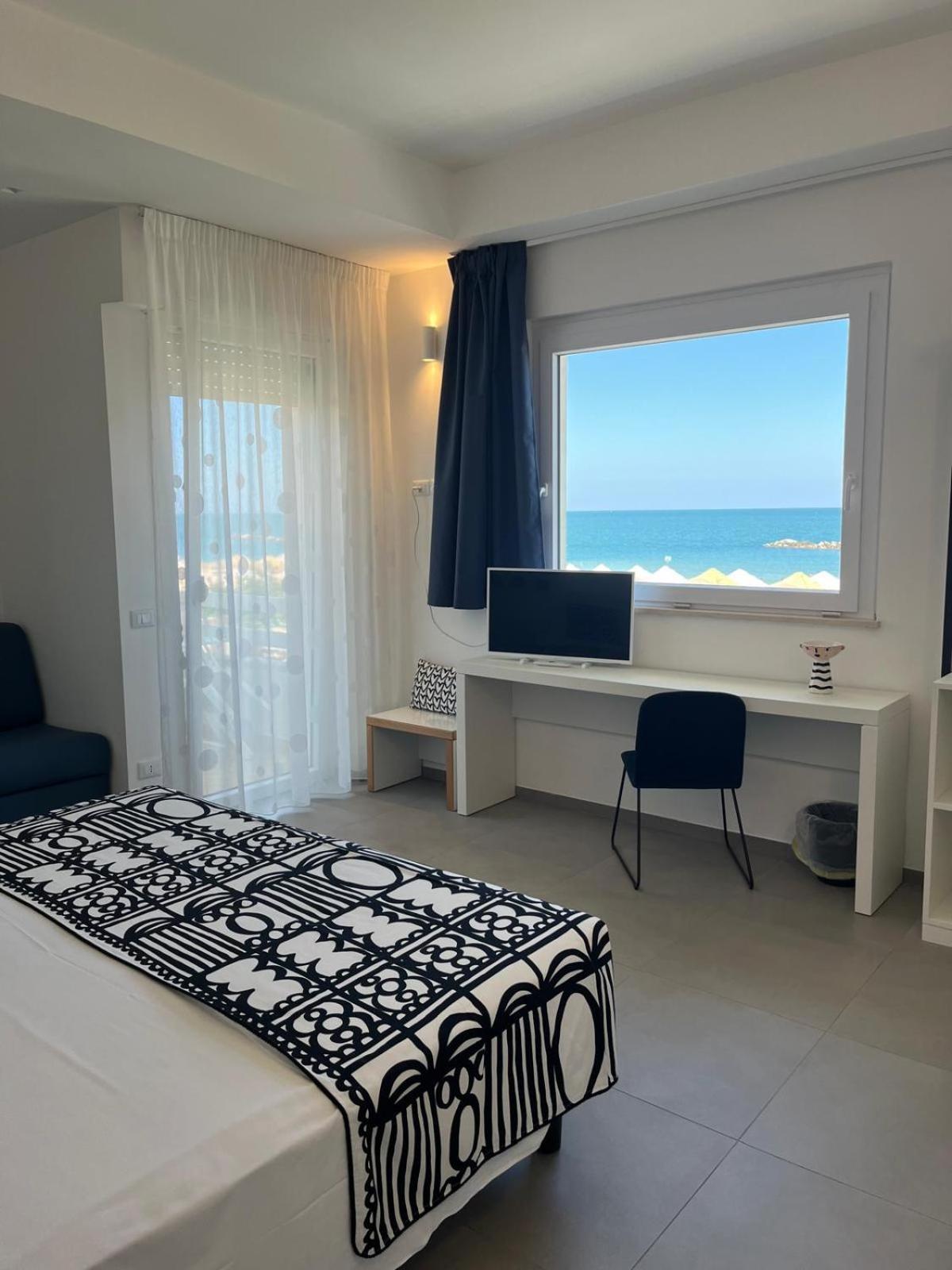 Albergo Punta De L'Est Francavilla Al Mare Dış mekan fotoğraf